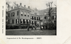 15994 Gezicht op de linker- en voorgevel van het huis Lageweg 3-3A en de voorgevel van het huis Broederplein 1 te Zeist ...